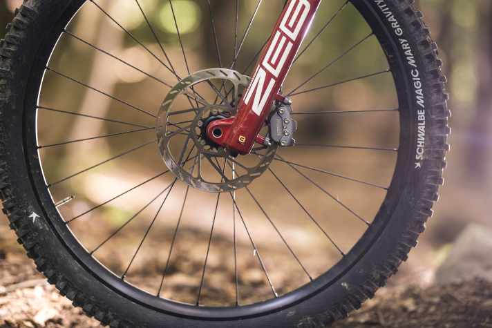 ZEB-Gabel und Maven-Bremsen - eine starke Kombi für anspruchsvolles Gelände.