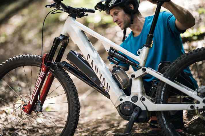 The 800 watt-hour battery can be quickly and easily folded out of the down tube.