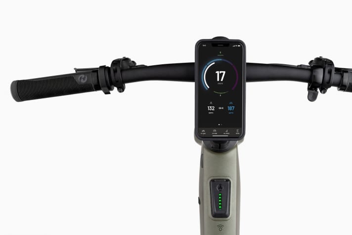 A discreet display on the top tube is standard on light e-bikes, and many test models also offer a smartphone holder and integrated charging option.