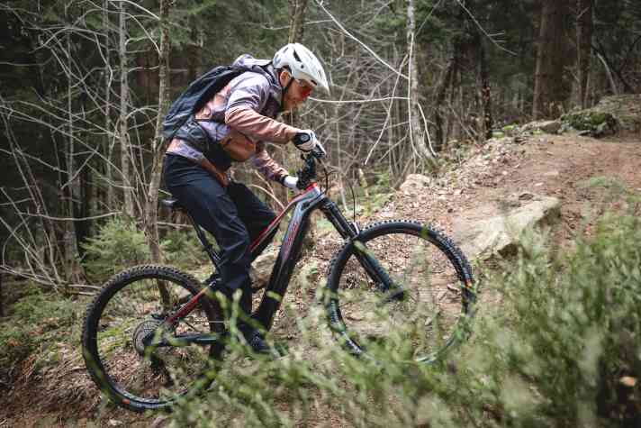 On technical climbs, the bike reaches its limits a little earlier, but climbs well with long chainstays and good tyres.