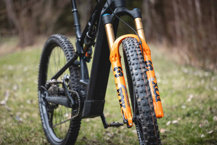 Ein Fox-Factory-Fahrwerk mit dicker 38er-Forke gibt´s für 6399 sonst kaum an einem E-Mountainbike.