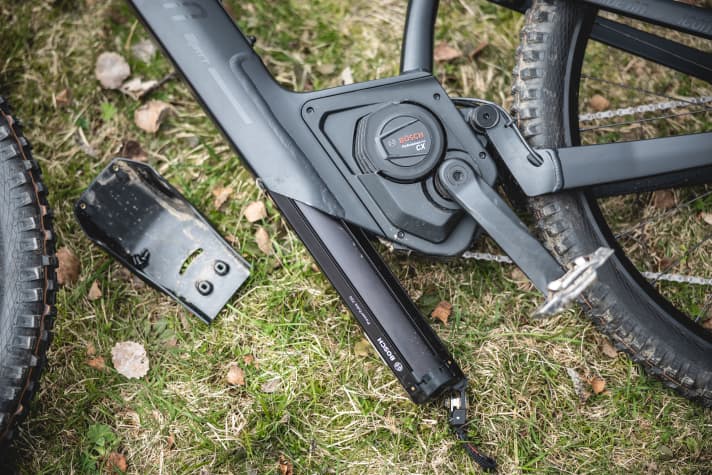 Der große 750er-Powertube kann nach unten entnommen werden, doch das ist etwas umständlicher. Das Cover ist mit vier kleinen Schrauben fixiert, das ist fummelig. Darunter sitzt das Schloss für die Batterie.