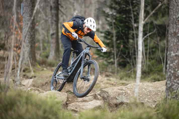 Thanks to its fluffy suspension and massive absorption capacity, the Decoy takes rough passages in its stride.