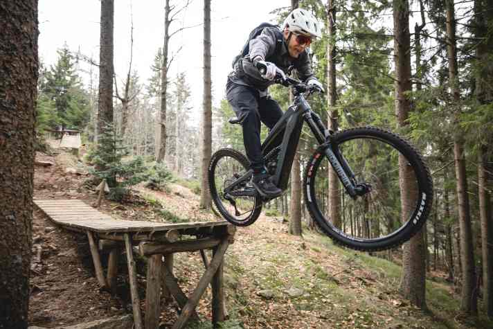 Stunts and hard descents? None of the other favourably priced test bikes can hold a candle to this enduro bike with its strong suspension travel.