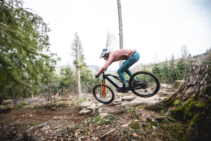 With its superior rear suspension and 29er set-up, the Bionicon Wyatt also skilfully filters out big hits. It prefers speed to slow riding.