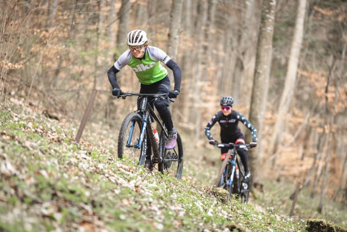 Cape-Epic-Siegerin Anne Terpstra jagt BIKE-Redakteur Jan Timmermann auf der XC-Worldcup-Strecke in Albstadt. Die Radikal-Diät macht sich am neuen Ghost Hardtail positiv bemerkbar.