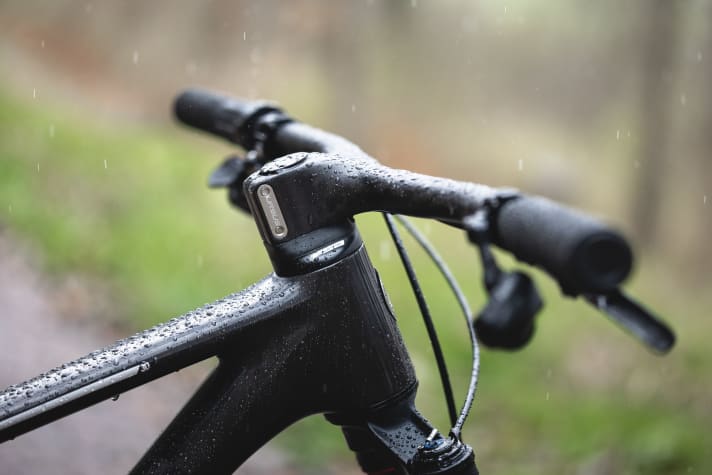 The lightweight ULC frames of the Ghost Lector HT 2024 do without additional cable entries and are optimised for cable routing through the headset.