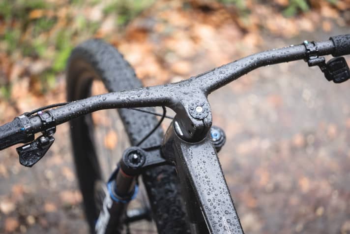 Beim Topmodell des Ghost Lector HT in der 30-Jahre-Jubiläums-Version verschwinden die Leitungen durch die Cockpit-Einheit und durch den Steuersatz in den Rahmen.