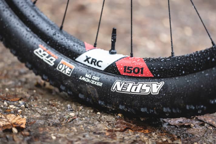 The combination of 30 millimetre wide carbon wheels, 2.4 inch wide tyres from DT Swiss and tyre inserts allow low air pressures on the Ghost Lector HT.