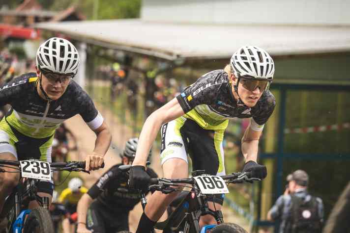 Elias mit Nico am Start des XCO-Rennens in Hausach.