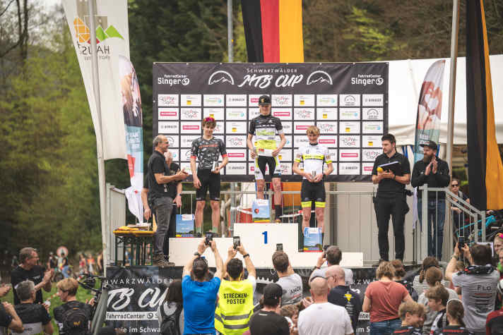 Elias holt bei der Bundesnachwuchssichtung zwei Mal den Sieg - hier auf dem Podest des XCO-Rennen.