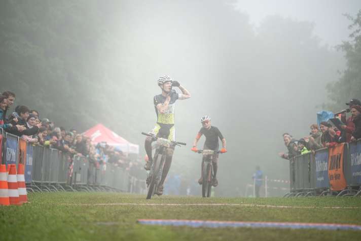 Benny kann beim Zielsprint schon vor der Linie jubeln.