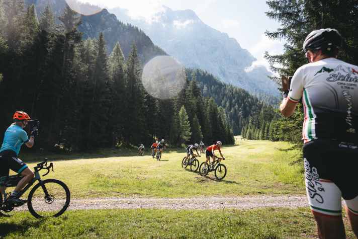 Profis zum anfassen: Teilnehmer und Zuschauer konnten bei der Maxxis BIKE Transalp erleben, wie schnell Marathon-Profis sein können.