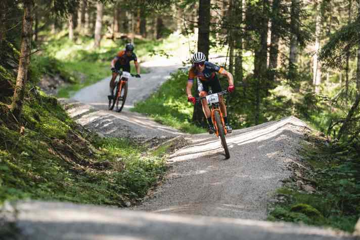 Das Team Pure Humanpwr auf einem Flowtrail und dem Weg zum 3. Platz in der Gesamtwertung.