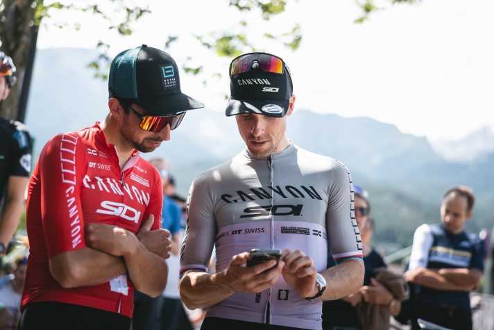 Marc Stutzmann und Martin Stosek vom Team Canyon Sidi MTB checken die Ergebnislisten.