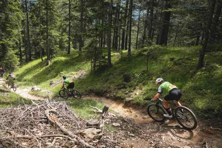 Ein Etappen-Rennen, wie die Maxxis BIKE Transalp, funktioniert nur bei einer harmonischen Kommunikation im Team. Tobi und Jan können auf eine lange Freundschaft bauen.