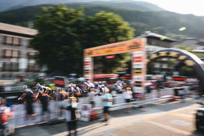 Los geht’s Start- und Zielbogen werden bei der Maxxis BIKE Transalp täglich an einem anderen Ort aufgebaut.