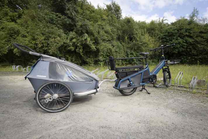 Lastenräder sind meist zu groß zum Abstellen auf Gehwegen oder zu schwer, um einfach in den Keller getragen zu werden. Die Parksituation sollte deshalb vor der Anschaffung geklärt sein. | Arne Bischoff