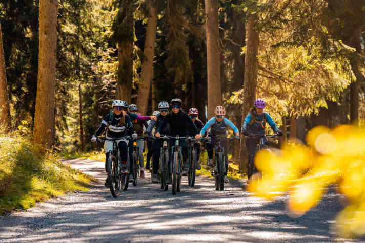 On "Las Ciclistas" day in Celerina, it's not just the autumn forest in the Engadin that will light up.