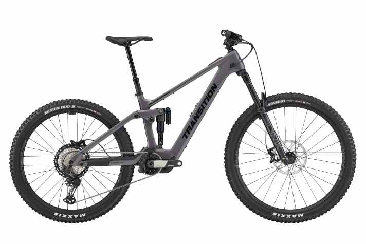 By far the lightest bike in the new range is the Transition Regulator SX XT for 9990 euros. This also makes your wallet a little lighter.