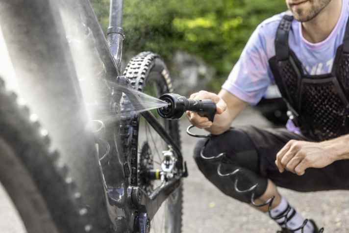 The nozzle offers a total of four spraying modes, the release button can be engaged with a click
