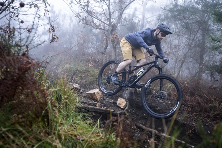 Downhill, the Scalpel enters trail bike territory with a high level of confidence, but remains a focussed racer.