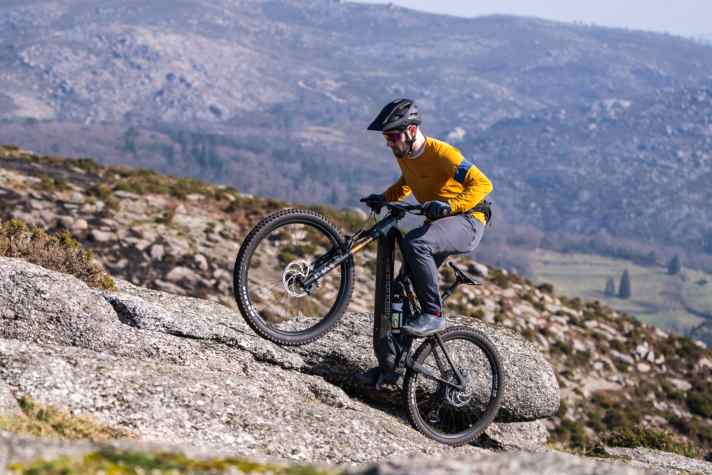 Mit drehmomentstarkem Schub unterstützt der Shimano EP801 gut in steilen Uphills.