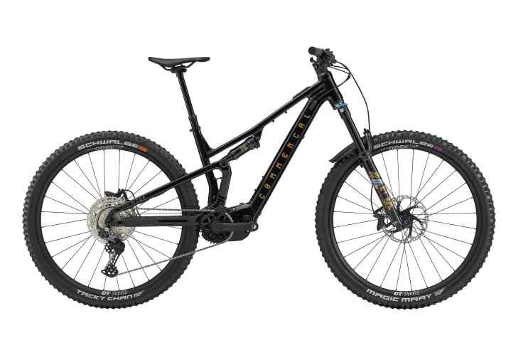 The Commencal T.E.M.P.O. Power Essential is the cheaper of the two model variants at 5600 euros and comes with inexpensive equipment.