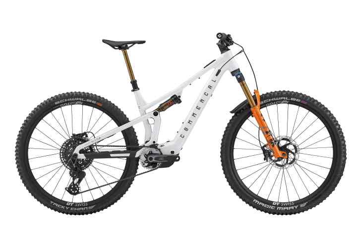 The Commencal T.E.M.P.O. Power Signature for 7800 euros leaves hardly anything to be desired in terms of equipment.