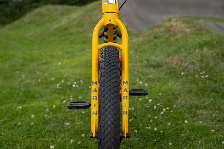 Die CroMo-Starrgabel soll alles wegstecken, Dämpfung kommt aus dem Reifen, Vee Tire Rail 24x2.25 Zoll.