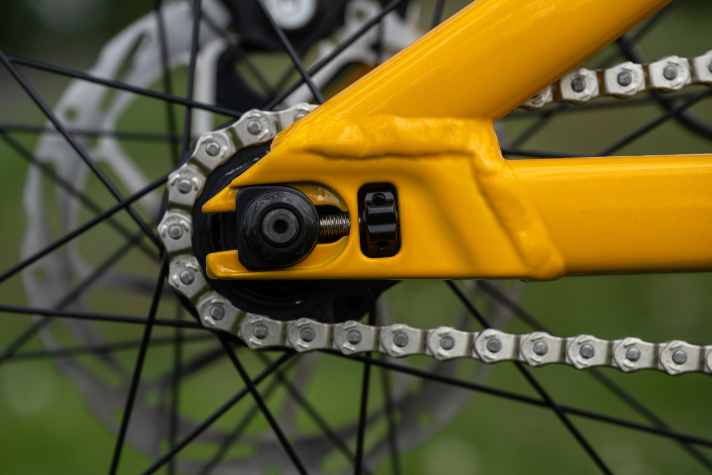 Thanks to the integrated chain tensioner, it’s easy to tension the drivetrain on the Marin Alcatraz 24 children’s hardtail.