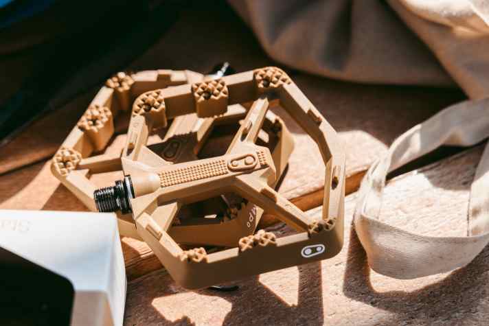 The Stamp 0 plastic pedals in brown. Price: 44.99 euros.
