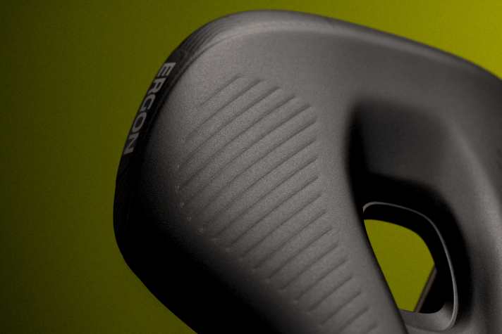 Für die Dämpfung und Druckverteilung sorgt der sogenannte Orthopedic Comfort Foam, die Polsterung fällt aber eher sportlich aus