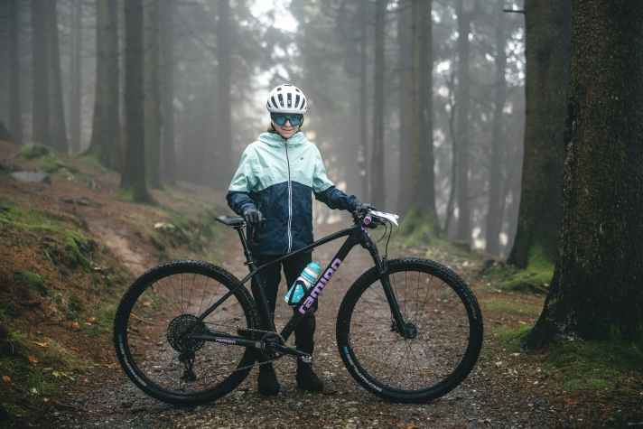 Die elfjährige Carolin und ihr Ramlon Lupus 29 Cross-Country-Hardtail.