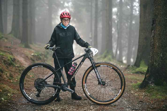 Die zwölfjährige Amélie und ihr Orbea Alma Crosscountry-Hardtail.
