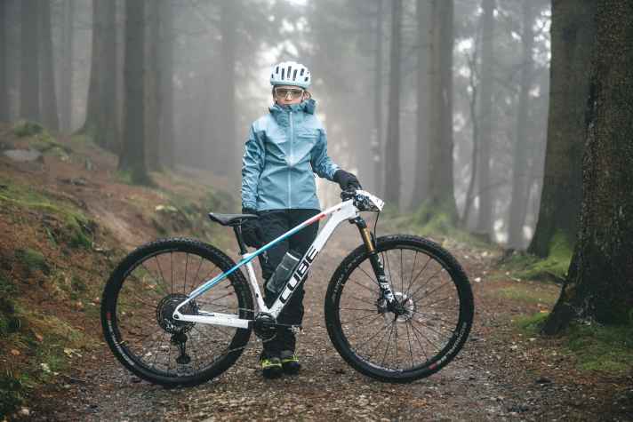 Die dreizehnjährige Charlotte und ihr Cube Elite Jugend-Mountainbike.
