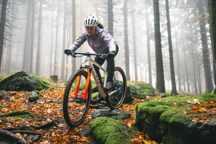 Ein geringes Gewicht beflügelt den Nachwuchs auch in technisch anspruchsvollem Gelände. Kinder-Mountainbikes müssen besonders leicht sein.