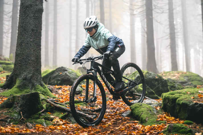 Professioneller geht’s kaum: Das Jugend-Race-Fully von Canyon basiert auf demselben Rahmen, wie seine Worldcup-erprobten großen Geschwister.