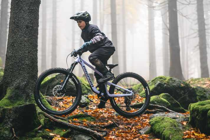 The Propain Yuma 4 26 fitted our 143 centimetre tall youth test rider Leo perfectly and sat comfortably under him on the trail.