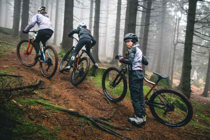 Im steilen Uphill zeigt sich, ob ein Kinder-Bike auch klettern kann. Das Woom muss mit seiner geringen Übersetzungsbandbreite und pfundigen Laufrädern die Konkurrenz ziehen lassen.