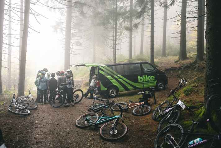 Twelve mountain bike-experienced young testers were able to test the six children's bikes at the BIKE Youth Camp and compare them with their own bikes.