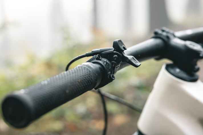 Der Lockout-Hebel für die Federgabel wirkt riesig und ist mit den kurzen Fingern eines Kindes so dennoch nicht zu erreichen. Stattdessen muss er direkt am Griff positioniert werden.