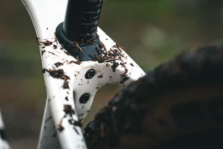 Nice to look at but annoying in practice: The integrated seatpost clamp works with two screws. There is hardly any space on the Cube children's mountain bike to attach the tool.