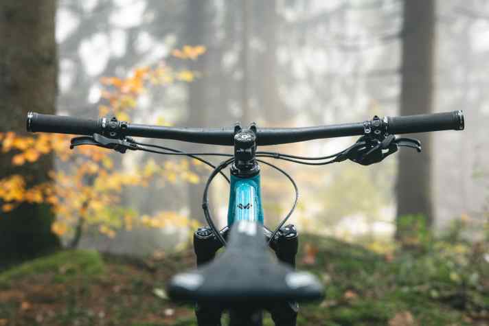 Mit dem Cockpit kamen nicht alle Jugend-Tester zurecht. Der flache Lenker sorgt auf Tour für Druck auf der Front, ist in steilen Downhills aber nicht optimal.