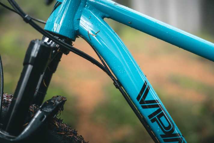 The VPace Matz29L youth mountain bike has an aluminium frame with external cable routing.
