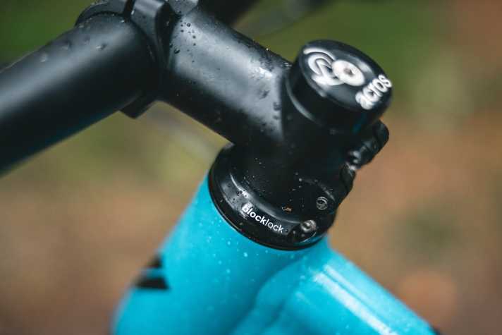 A steering stop limiter prevents the fittings from damaging the frame in the event of a fall.