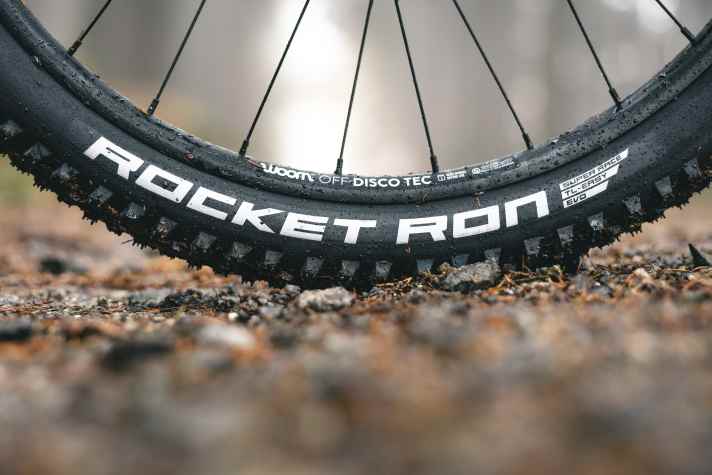 Schwalbe Rocket Ron tyres in 2.35 inch width give the Woom Off Air 6 front and rear grip and traction.