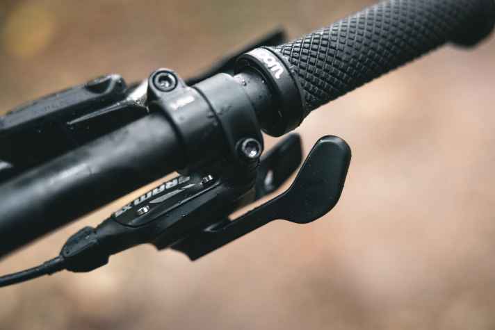 Der klobige Sram X5 Schalthebel ist ein Tribut an die günstige Ausstattung des Woom Kinderfahrrads, erfüllt im Test jedoch seinen Zweck.