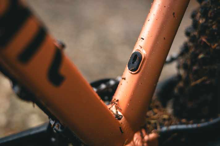 The aluminium frame of the Woom Off Air 6 is prepared for retrofitting a telescopic seatpost and otherwise comes with externally routed cables.
