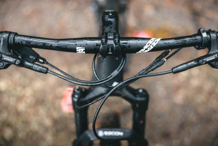 Cable clutter: there's a lot going on in the cockpit of the Canyon kids' mountain bike. The cable routing through the headset makes it difficult to replace parts.